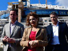 GRAFAND6324. CARBONERAS (ALMERÍA), 10/02/2025.- La vicepresidenta primera del Gobierno y ministra de Hacienda, María Jesús Montero(c), junto al subdelegado del Gobierno en Almería, José María Martín (i) y el delegado Pedro Fernández, durante una visita realizada este lunes al entorno donde se ubica el hotel El Algarrobico de Carboneras (Almería), donde ha anunciado que el Consejo de Ministros aprobará este martes una declaración de utilidad pública e iniciará la expropiación de los terrenos donde se ubica esta edificación, un trámite que conducirá a su derribo y a la recuperación de ese paraje natural del Cabo de Gata. EFE / Carlos Barba