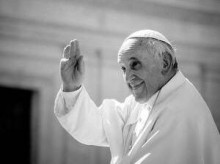 papa francisco blanco y negro baja calidad