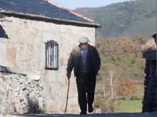 Un anciano camina por la zona de la ruta de Los Ancares, en Lugo, Galicia