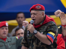 AME7219. CARACAS (VENEZUELA), 07/03/2025.- Fotografía de archivo del 4 de febrero de 2025 del titular de Interior de Venezuela, Diosdado Cabello, hablando durante un acto en Caracas (Venezuela). Cabello acusó este viernes a la compañía estadounidense ExxonMobil de estar detrás del fin de la licencia petrolera a la también norteamericana Chevron que le permitía operar en el país caribeño, de donde deberá salir en un plazo que vence el 3 de abril. EFE/ Rayner Peña R  ARCHIVO