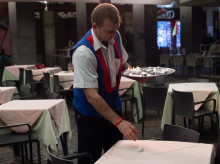 Un empleado de hostelería en Madrid.