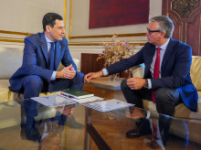 El presidente de la Junta de Andalucía, Juanma Moreno, y el portavoz de Vox en Andalucía, Manuel Gavira, en una reunión en San Telmo (archivo)