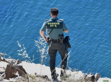 Un agente de la Guardia Civil observa las costas de Ceuta, en una imagen de archivo
