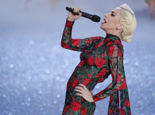 MADRID, 21/03/2025.- Lady Gaga luce un diseño de la firma española YolanCris durante el desfile de Victoria's Secret el 30 de noviembre de 2016, en el Gran Palacio de París (Francia). EFE/IAN LANGSDON