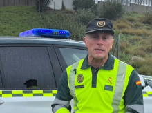 El Guardia Civil junto al coche patrulla
