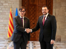 Salvador Illa y Adrián Barbón, en el Palacio de la Generalitat.

REMITIDA / HANDOUT por GOVERN
Fotografía remitida a medios de comunicación exclusivamente para ilustrar la noticia a la que hace referencia la imagen, y citando la procedencia de la imagen en la firma
25/11/2024
