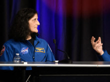 Los astronautas de la NASA Suni Williams (izq.) y Butch Wilmore responden preguntas durante la conferencia de prensa posterior al vuelo de la Tripulación 9 de SpaceX de la NASA en el Centro Espacial Johnson en Houston