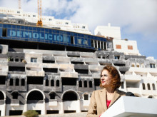 La vicepresidenta primera y ministra de Hacienda, María Jesús Montero, interviene durante la rueda de prensa frente al hotel ilegal  de El Algarrobico