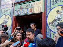 MADRID, 08/04/2025.-El exlíder de Podemos y exvicepresidente del Gobierno Pablo Iglesias presenta su libro 'Enemigos íntimos', donde denuncia la "derechización" de España a través de personajes políticos y mediáticos, este martes en la Taberna Garibaldi en Madrid.-EFE/ Juanjo Martín