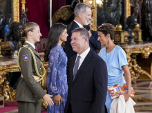 (Foto de ARCHIVO)
La princesa Leonor (i), la Reina Letizia (2i) y el Rey Felipe VI (4i)saludan a la presidenta de Navarra, María Chivite (c), a su llegada a una recepción con motivo del Día de la Fiesta Nacional de España, en el Palacio Real, a 12 de octubre de 2023, en Madrid (España). El acto es presidido por los Reyes y la Princesa de Asturias después del acto solemne de homenaje a la Bandera Nacional y el desfile militar que se ha celebrado en la Plaza de Cánovas del Castillo. La conmemoración de la Fiesta Nacional tiene como finalidad recordar solemnemente momentos de la historia colectiva que forman parte del patrimonio histórico, cultural y social común, asumido como tal por la gran mayoría de los ciudadanos. Esta es la primera vez que la Princesa Leonor asiste a la recepción que ofrecen los Reyes a autoridades y sociedad civil.
A. Pérez Meca / Europa Press
12 OCTUBRE 2023;HISPANIDAD;RECEPCIÓN;FIESTA NACIONAL;HOMENAJE;BANDERA;DESFILE;MILITAR;PATRIMONIO
12/10/2023