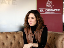 La presidenta de la Comunidad de Madrid, Isabel Díaz Ayuso, en la sede de El Debate