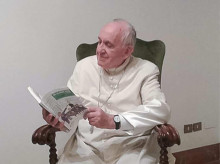 El papa francisco con el libro en la mano