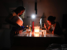 GRAFCAT7654. EL MASNOU (BARCELONA), 29/04/2025.- Una familia prepara la cena con ayuda de una vela la pasada noche en la localidad de El Masnou (Barcelona) durante el corte de suministro eléctrico que ha afectado a España y que ha dejado sin servicio el metro y el tranvía de Barcelona y todas las líneas de ferrocarril, y sin red de teléfonos móviles ni internet. EFE/Enric Fontcuberta