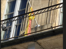 La bandera de España se encuentra muy descuidada en el balcón del Instituto Cervantes de burdeos