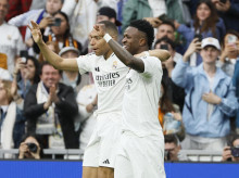 Mbappé celebra du segundo gol ante el Celta junto a Vinicius