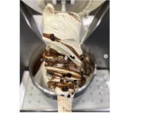 "El apagón", el helado de avellana, pistacho y chocolate crujiente creado por Mama Heladera