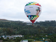El globo del Patronato Provincial de Turismo con la imagen de la Gitana, surcando los cielos de la Sierra de Cádiz