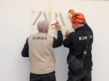 Operarios trabajan en el escaparate del primer Zara que abrió en el mundo, ubicado en la calle Juan Flórez de La Coruña