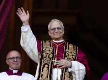 En nuevo Papa León XIV saluda a los fieles congregados en la Plaza de San Pedro