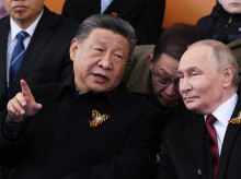 El presidente ruso, Vladímir Putin, y el presidente chino, Xi Jinping, asisten al desfile militar del Día de la Victoria en la Plaza Roja, en el centro de Moscú