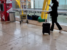 Vagabundo durmiendo a plena luz del día en el aeropue