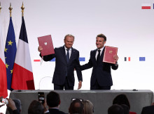 El presidente francés Emmanuel Macron junto al primer ministro Donald Tusk
