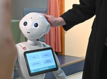 Un robot social de la Junta de Castilla y León, en Soria, en la residencia de mayores Los Royales