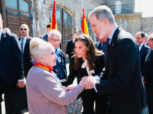 Los Reyes saludan a Dolors Pont, a su llegada al campo de concentración de Mauthausen