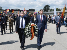 Los Reyes encabezan la delegación española en Mauthausen con banderas constitucionales y les siguen otras personas con enseñas republicanas
