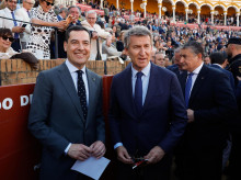 Alberto Núñez Feijóo y Juanma Moreno, en la plaza de la Maestranza, en Sevilla