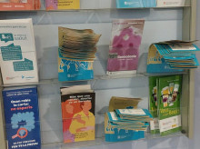 Trípticos que se encuentran en los centros de atención primaria de Barcelona