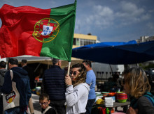 Un miembro de Chega! con una bandera portuguesa