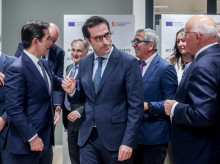 El presidente del BBVA, Carlos Torres Vila; el ministro de Economía, Comercio y Empresa, Carlos Cuerpo, y el presidente del Banco Sabadell, Josep Oliu