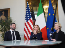 La primera ministra italiana, Giorgia Meloni (centro), se reúne con la presidenta de la Comisión Europea, Ursula von der Leyen, y el vicepresidente estadounidense, J. D. Vance, en el Palacio Chigi de Roma