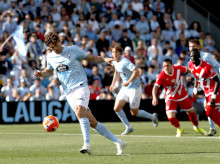 Marcos Alonso en el partido entre el Celta de Vigo y el Rayo Vallecano