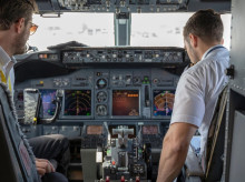 Pilotos en la cabina de un avión.