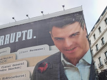 Lona de Hazte Oír frente al Congreso con la imagen de Sánchez