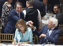 El expresidente del Gobierno de España, José María Aznar, saluda a Felipe González