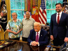 El presidente Trump, con Louis Prevost, su esposa Deborah y el vicepresidente Vance
