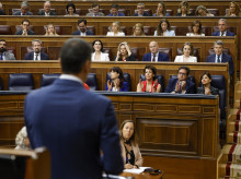 Pedro Sánchez se dirige a Alberto Núñez Feijóo, este miércoles en el Congreso
