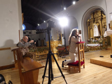 Una niña de la parroquia de Guadarrama reza por el Papa León XIV