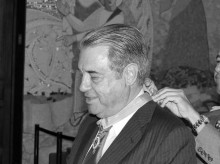 Manuel Rodríguez de Maribona impone la venera del Cuerpo de la Nobleza de Asturias al duque de Sevilla ante la duquesa de Maqueda y Manuel Ruiz de Bucesta