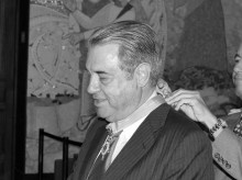 Manuel Rodríguez de Maribona impone la venera del Cuerpo de la Nobleza de Asturias al duque de Sevilla ante la duquesa de Maqueda y Manuel Ruiz de Bucesta