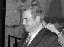 Manuel Rodríguez de Maribona impone la venera del Cuerpo de la Nobleza de Asturias al duque de Sevilla ante la duquesa de Maqueda y Manuel Ruiz de Bucesta