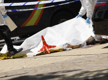 Agentes forenses se preparan para levantar el cuerpo del exdiputado ucraniano Andrey (Andriy) Portnov, tras ser asesinado a tiros frente al colegio de sus hijos en Pozuelo de Alarcón, cerca de Madrid