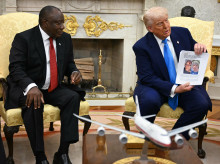 El presidente estadounidense Donald Trump muestra una fotografía de su reunión con el presidente sudafricano Cyril Ramaphosa en la Oficina Oval de la Casa Blanca en Washington, D.C.