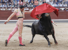 El diestro Saúl Jiménez Fortes da un pase a su primer astado en el festejo taurino de la Feria de San Isidro
