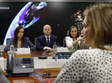La vicepresidenta tercera del Gobierno y ministra para la Transición Ecológica y el Reto Demográfico, Sara Aagesen (de espaldas), preside la segunda reunión del Comité creado por el Gobierno para el análisis del apagón eléctrico del 28 de abril