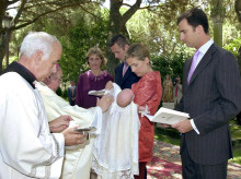 La infanta Cristina sostiene en brazos a su tercer hijo, Miguel Urdangarín de Borbón, mientras recibe el sacramento del bautismo