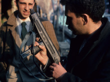 Revisando armamento español capturado en la guerra de Irak contra Irán